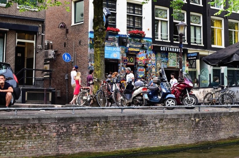 Холандија: Без сертификат можете во ресторан ама не и во WC