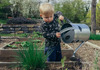 Децата во оваа земја знаат да садат моркови, зелена салата и компири! Со своите учители обработуваат градини и учат како се одгледуваат растенијата