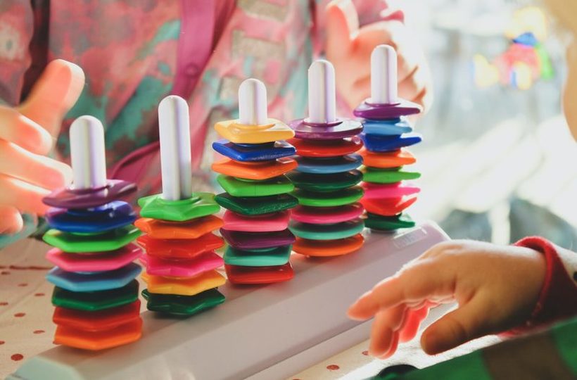 Експертите објаснуваат: Зошто не е добро да ги принудуваме децата да споделуваат играчки со други деца?