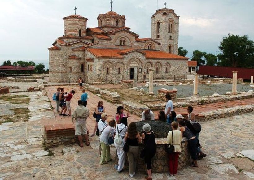 Охрид се соочува со хиперпродукција на туристички водичи – додека некои туристички градови немаат воопшто