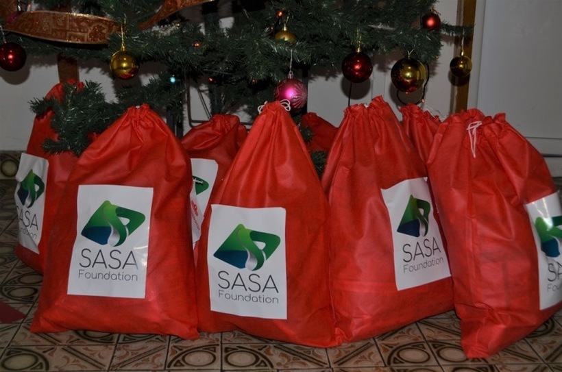 Новогодишни пакетчиња за децата и пакети за социјално ранливите граѓани од САСА