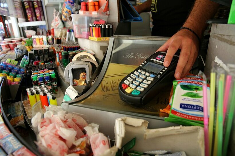 Во Грција од денеска ќе се плаќа со картичка и на пазарите, во трафиките, во такси возилата, мини маркетите…