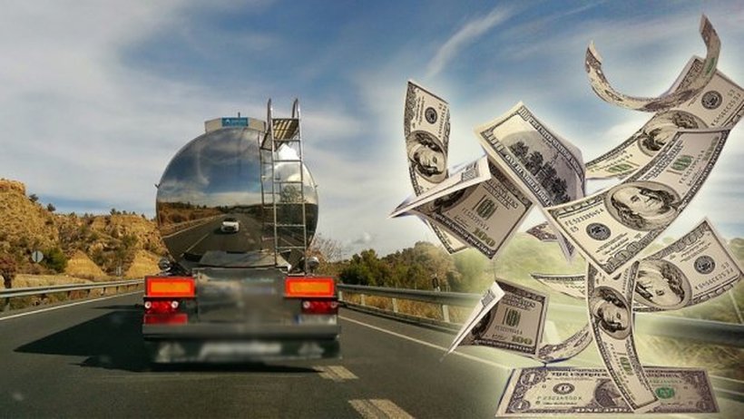 Пола милион евра испаднаа од камион: Луѓе собираат пари на автопат, полицијата бара да ги вратат парите (ВИДЕО)