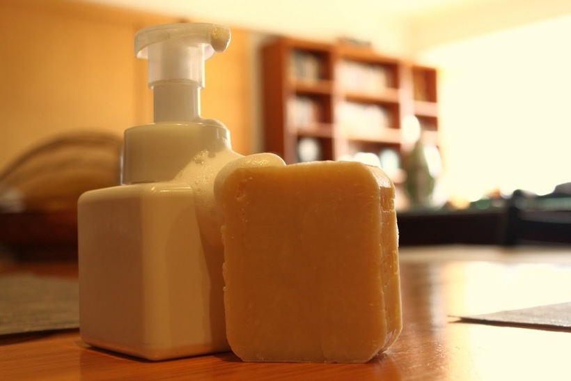 Кој сапун подобро дезинфицира, цврстиот или течниот?