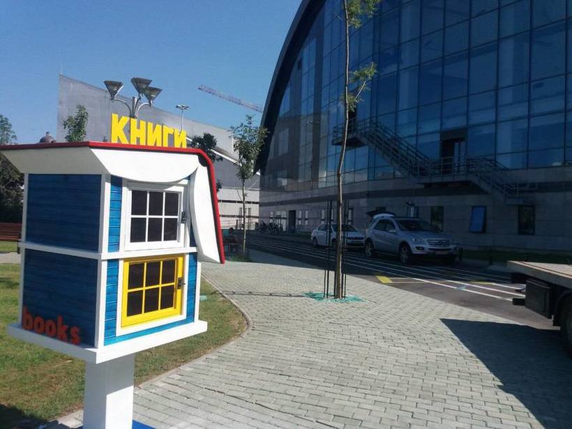 Книжевната среќа успешно се шири преку малите улични библиотеки во Скопје