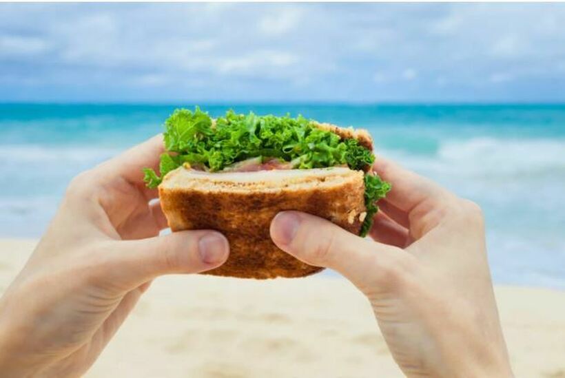 Никако не носете чипс и сендвичи на плажа, ова се причините
