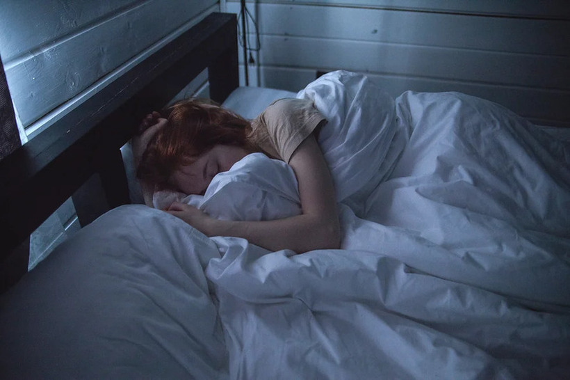 Резултати од истражување ги шокираа научниците: Еве зошто не треба да спиеме со отворени завеси или ролетни