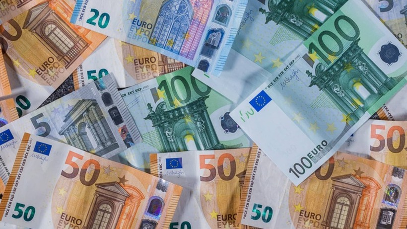 Минималната плата во Франција ќе се зголеми за 1,8 отсто на 1 јануари 2023 година, достигнувајќи 1.353,07 евра