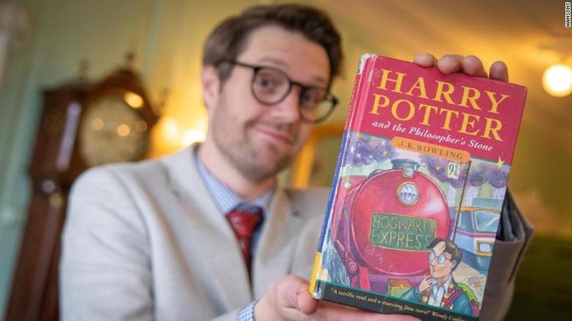 Вистинскиот Хари Потер за 27.500 фунти го продаде првото издание на „Philosopher's Stone“