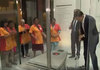 Холандскиот премиер истури кафе пред една хигиеничарка: Погледнете ја неговата бесценета реакција