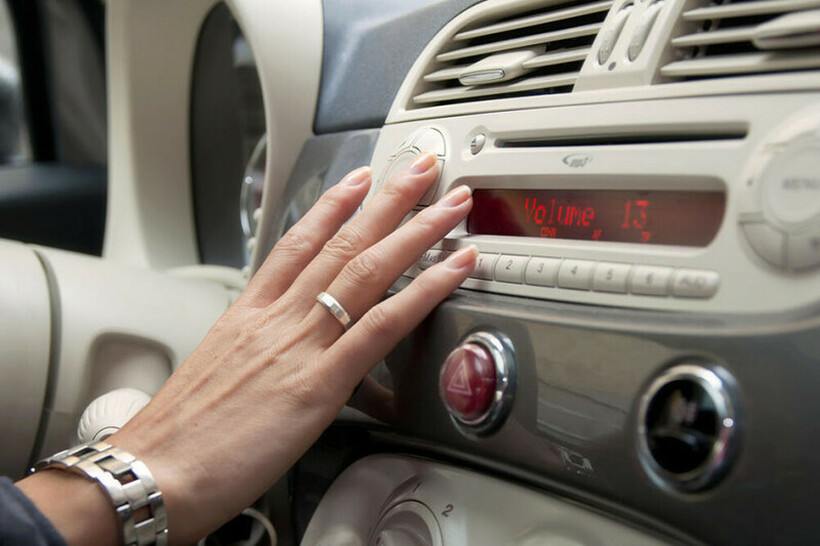 Дали го намалувате звукот на радиото додека паркирате? Постои логично објаснување зошто многумина го прават тоа