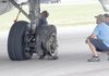 Како се менува гума кај авионите?