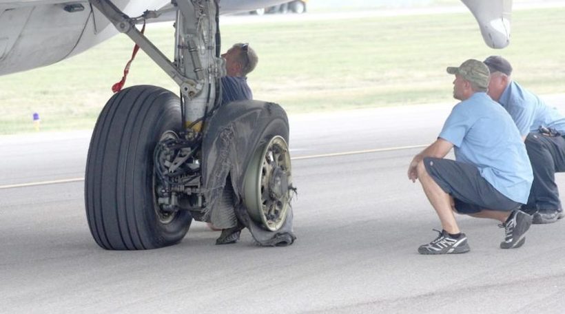 Како се менува гума кај авионите?