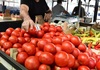 Трговците печалат врз грбот на земјоделците – купуваат домати за 30 денари, а ги продаваат за 80 денари