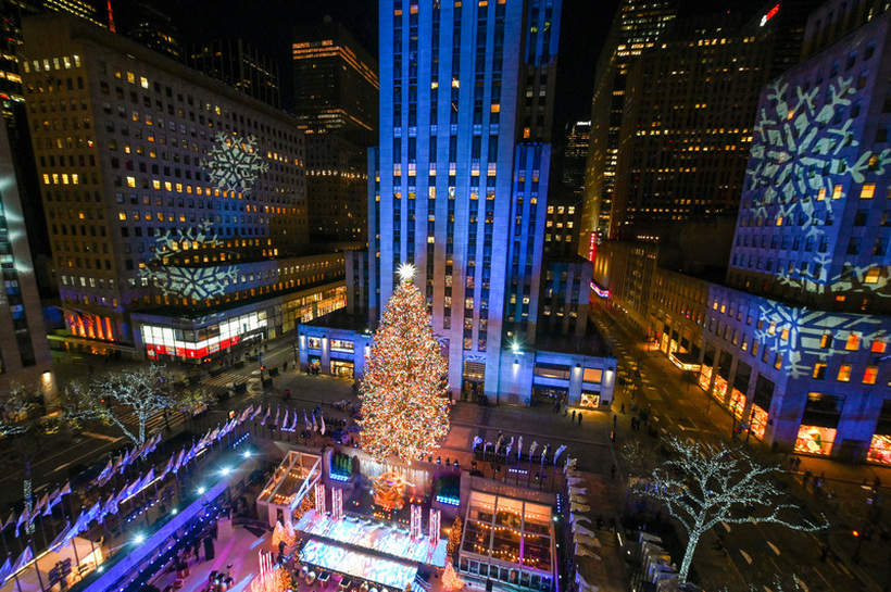 Во Њујорк осветлена најспектакуларната елка на светот во центарот „Рокфелер“