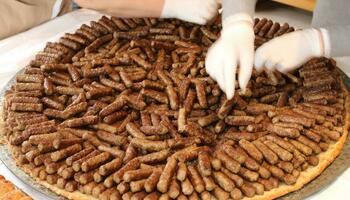 Рај за љубителите на ќебапи: Во Босна и Херцеговина се организира натпревар во брзо јадење на ќебапи, со вртоглаво високи награди
