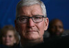 Првиот човек на „Apple“ самиот си ја намалил годишната плата за 35 милиони