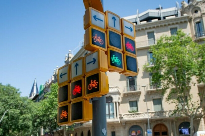 „Тетрис семафор“ во Барселона кој има дури 16 екрани предизвикува целосен хаос во сообраќајот