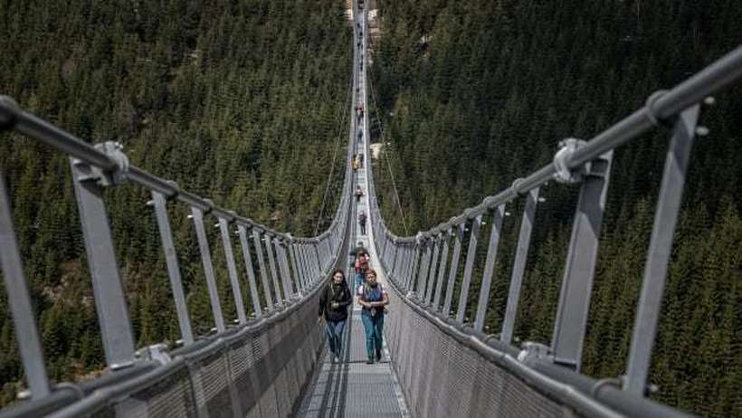 Страв и адреналин: Чешка го отвори најдолгиот висечки мост на светот