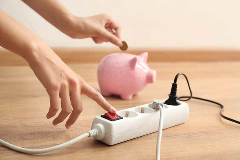 Како да ја намалите сметката за струја додека работите од дома
