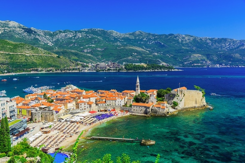 Црна Гора ќе ги отвори плажите на 18 мај