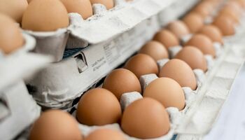 Бркаат врски кај пазарџиите за да резервираат јајца за Велигден – на пазарите започнаа гужвите