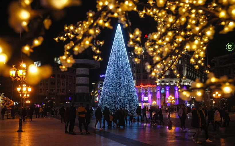 Дали Скопје треба да биде украсено во пресрет на Новогодишните и Божиќните празници - еве што велат граѓаните!