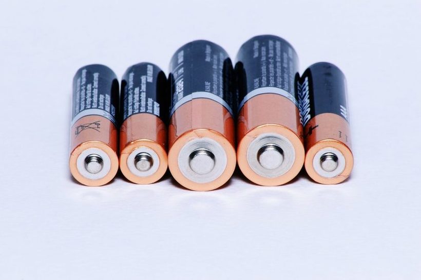 Генијален трик: Како едноставно да проверите дали батериите се полни или празни