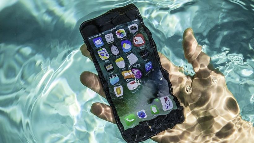 Еве како да го спасите телефонот доколку ви падне во вода