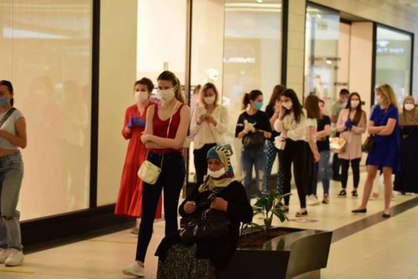 Купувачите, маскирани, почнаа да се враќаат во „Сити мол“