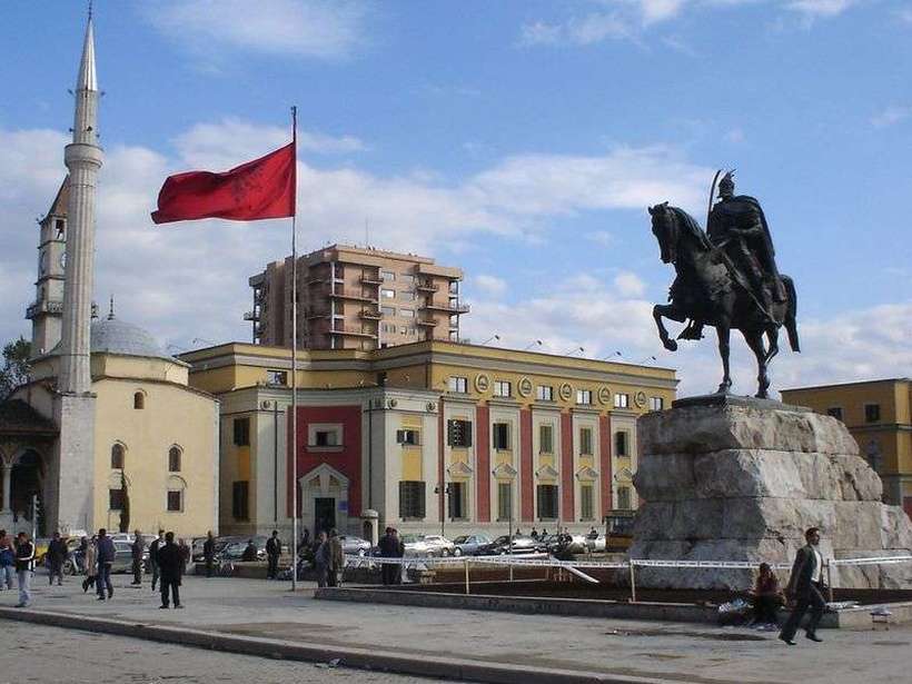 Во Албанија од септември зголемена минималната плата и повисоки пензии