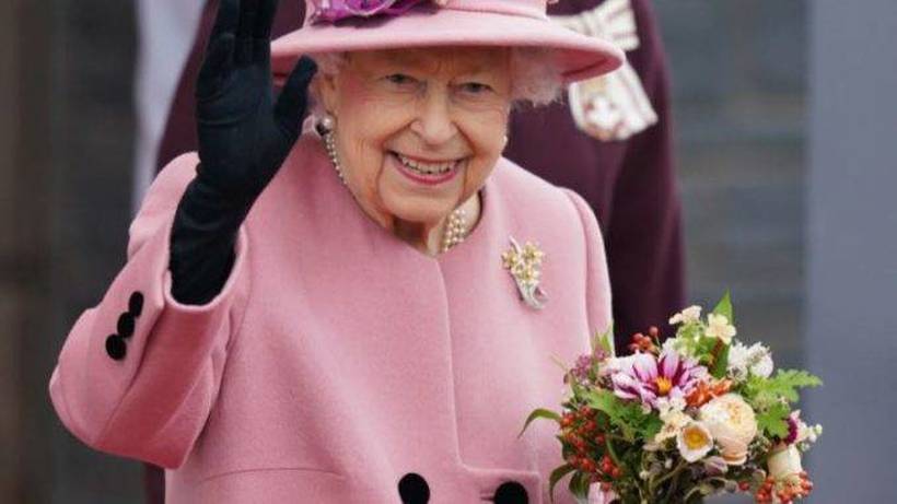 Кралицата Елизабета Втора слави 70 години на британскиот трон