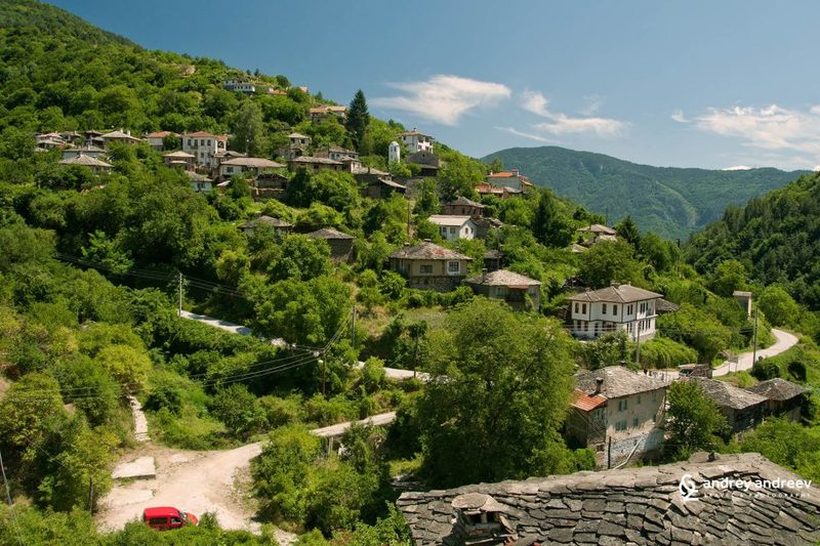 Во Бугарија секој месец исчезнува по едно село