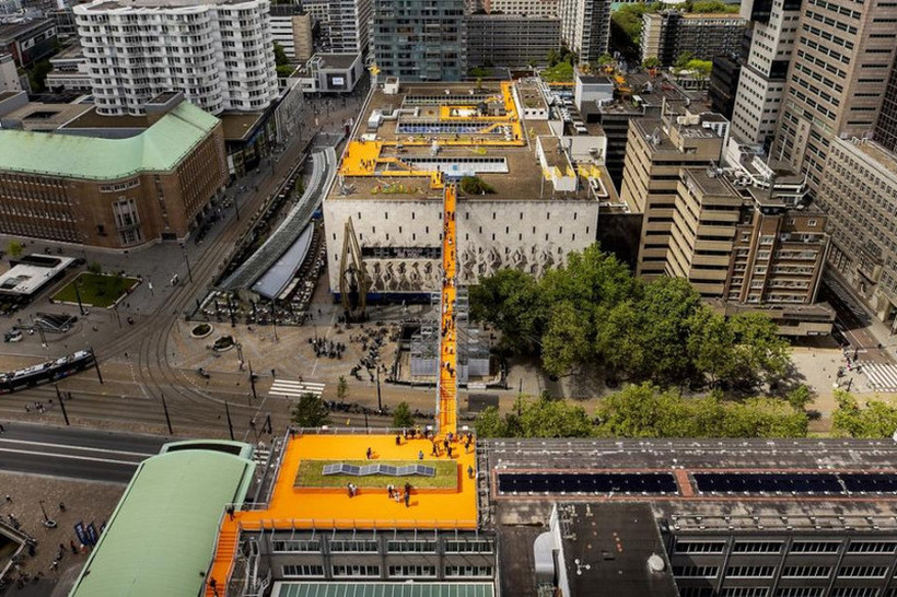 Ротердам доби 600 метри долга пешачка патека на крововите на зградите