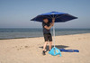 Казни за оние кои поставуваат чадори за плажа рано, за да резервираат место!