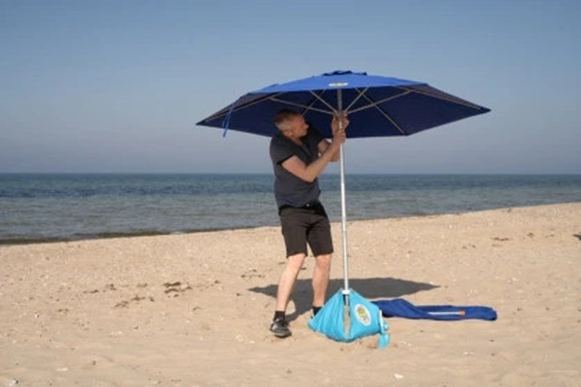 Казни за оние кои поставуваат чадори за плажа рано, за да резервираат место!