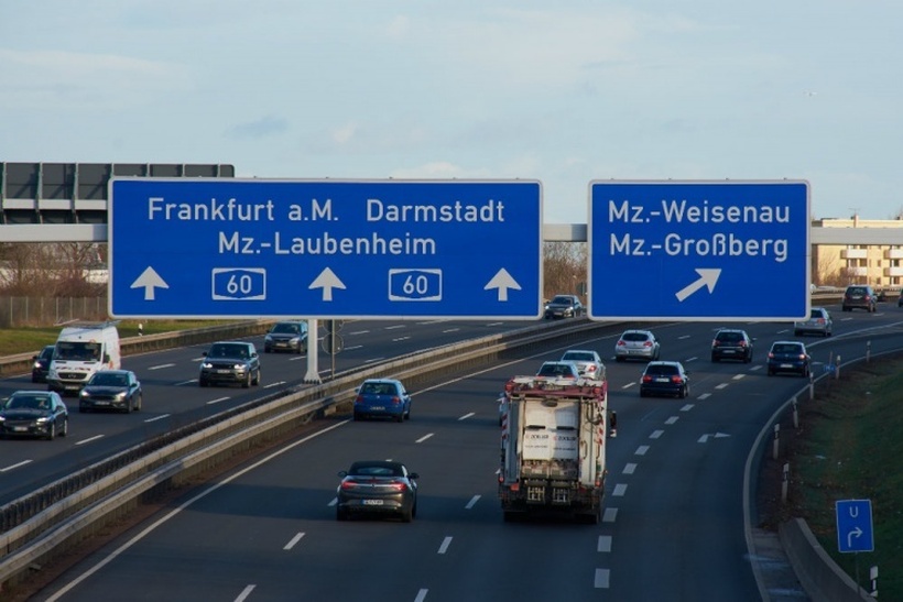 Од Нова година нови правила во Германија: Возачки дозволи, вињети, налепници...