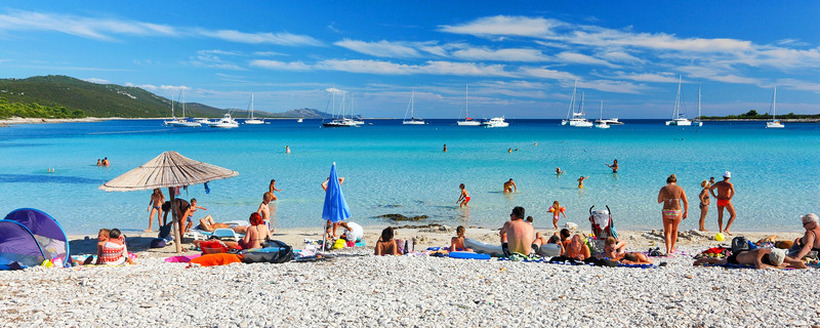 Туристите нервозни: На плажа во Хрватска им наплаќаат пари за капење во море