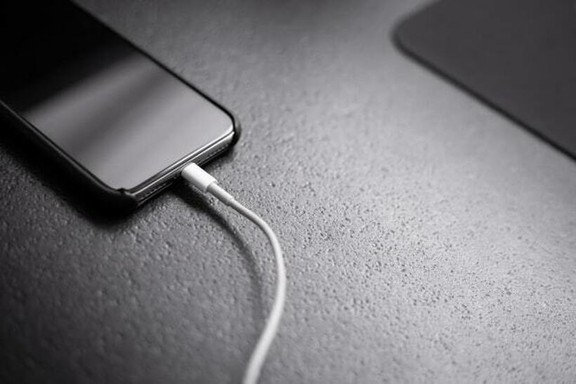 „Apple“ советува да не го полните телефонот додека спиете