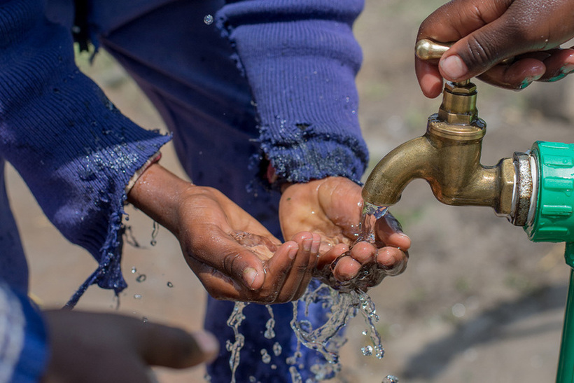Половина од парите за флаширана вода би биле доволни за сите во светот да имаат пристап до вода за пиење