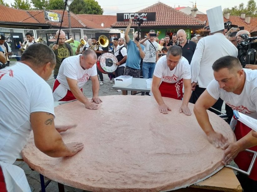 Плескавица за Гинис - тешка 67,2 килограми, направена во Лесковац
