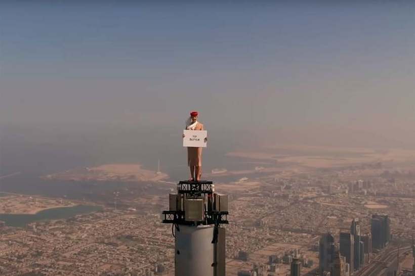 Стјуардеса се качи на врвот на Бурџ Калифа (830м.) за реклама за Emirates Airlines