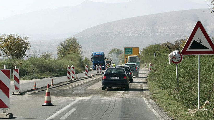 Во следните три дена: Сообраќајот на автопатот Е-75 кај клучката Градско по една лента
