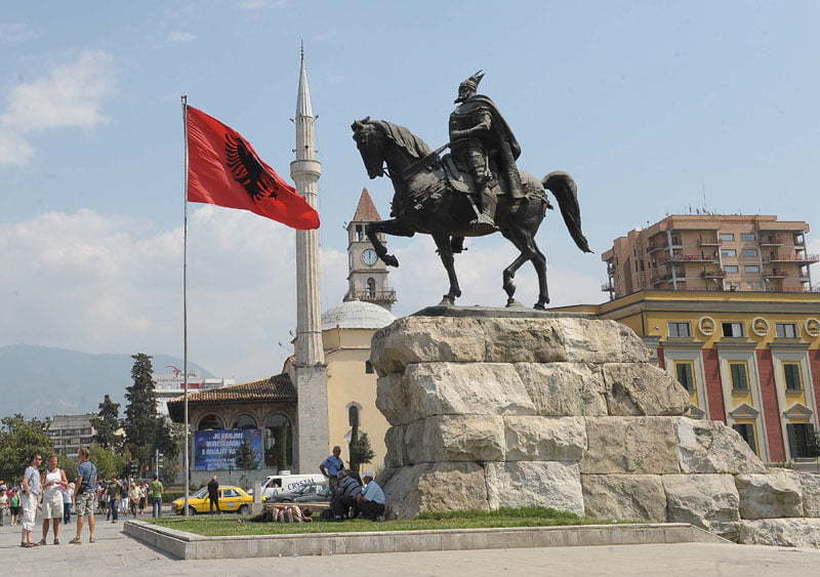 Албанската Влада ја повлече одлуката за поскапа струја за домаќинствата што трошат повеќе струја