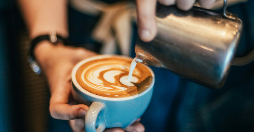 Грешка што сите ја правиме: Комбинацијата на кафе и млеко за доручек не е секогаш добра идеја
