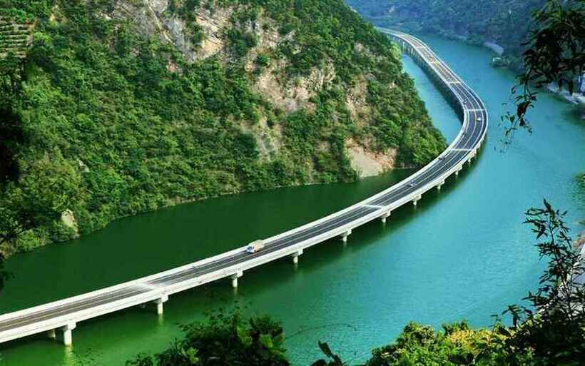 Кинезите изградија автопат среде река