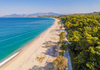 Најдолгата европска плажа се наоѓа во Грција: Нуди бесплатни лежалки и го поседува најмекиот песок којшто некогаш ќе го почувствувате