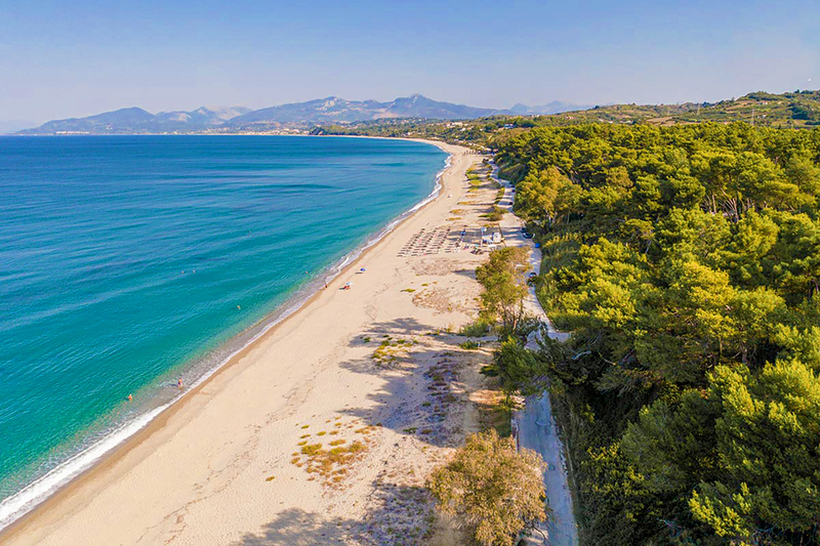 Најдолгата европска плажа се наоѓа во Грција: Нуди бесплатни лежалки и го поседува најмекиот песок којшто некогаш ќе го почувствувате