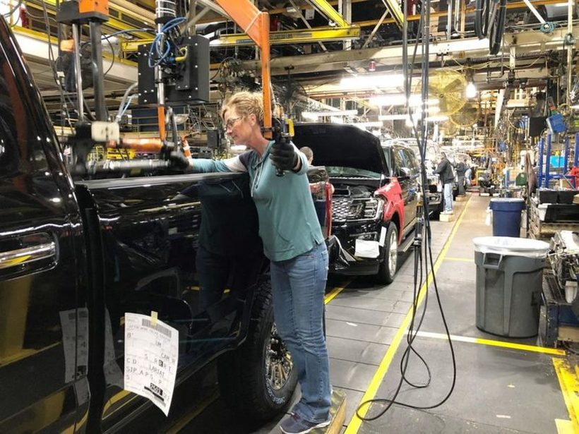 Во фабриката на Форд "паметни алки" ќе држат растојание меѓу работниците