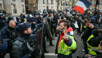 Нов бран протести ја парализираа Франција: Училиштата затворени, сообраќајот во застој